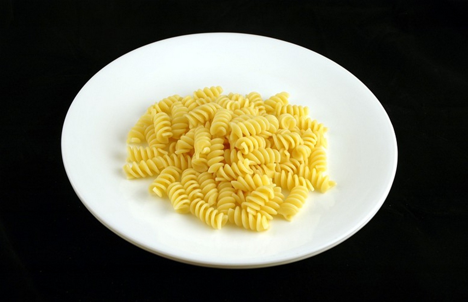 Сколько макарон на 2. Спагетти отварные 100гр. 100 Гр вареных макарон калорийность. 200 Грамм спагетти калорийность. 200 Гр вареных макарон.